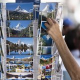 Les recettes de la balance touristique, soit les dépenses de visiteurs étrangers en Suisse, ont augmenté de 48,3% sur un an pour atteindre 16,6 milliards de francs. (KEYSTONE/Christian Beutler)